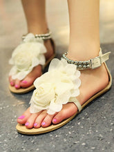 Flache Sandalen mit Blumen-String-Perlen und Knöchelriemen